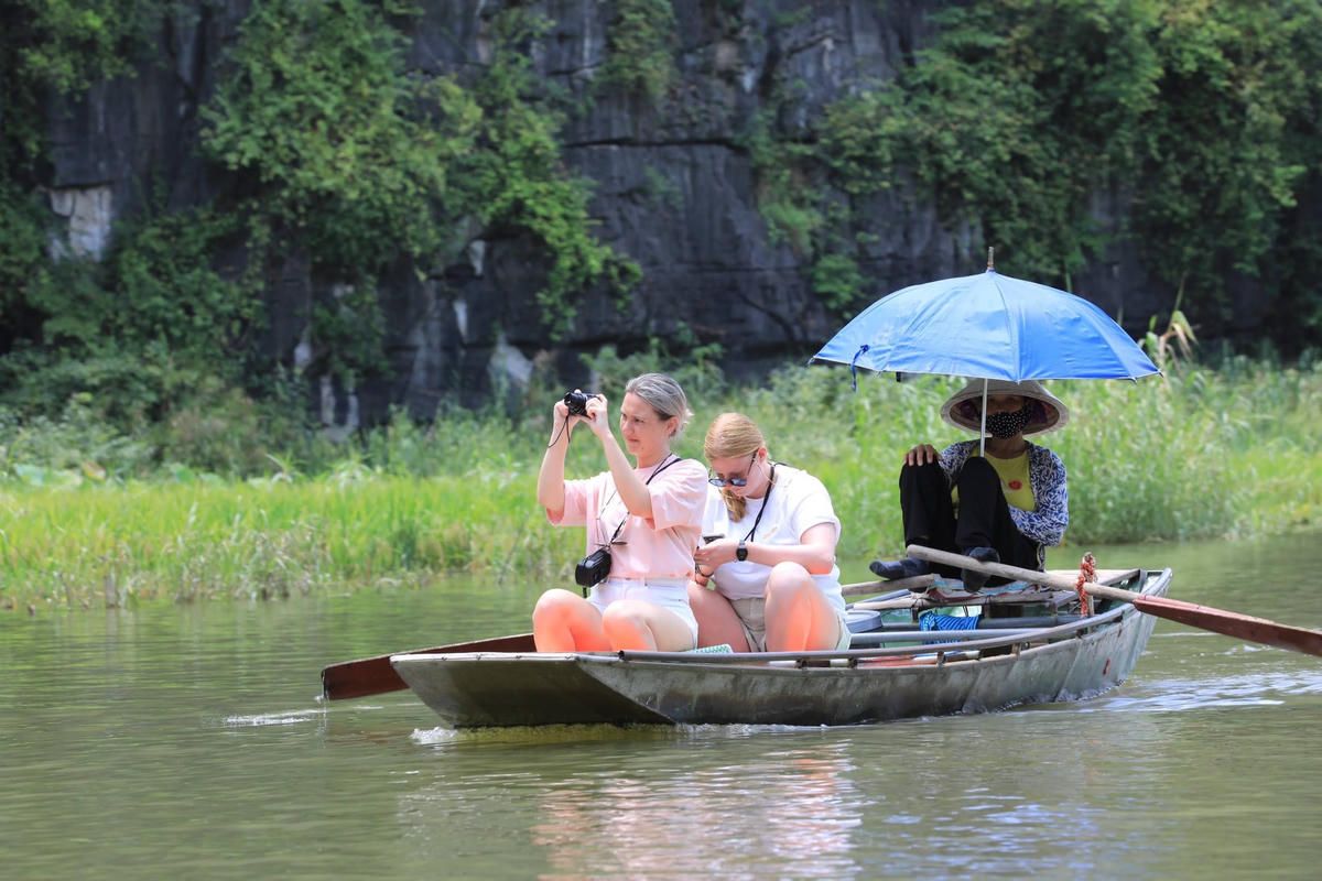 Du khách đến với Hà Nội. Ảnh: Quang Vinh