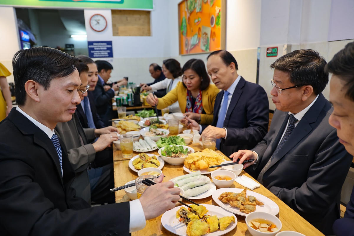Khu phố ẩm thực được mở tất cả các ngày trong tuần, riêng các ngày cuối tuần, từ 18h thứ Sáu đến 24h Chủ nhật...