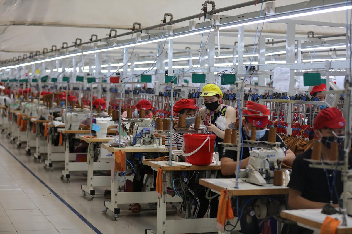 Trong bối cảnh hiện nay, người lao động rất cần được tăng lương. Ảnh: Phạm Quang Vinh.