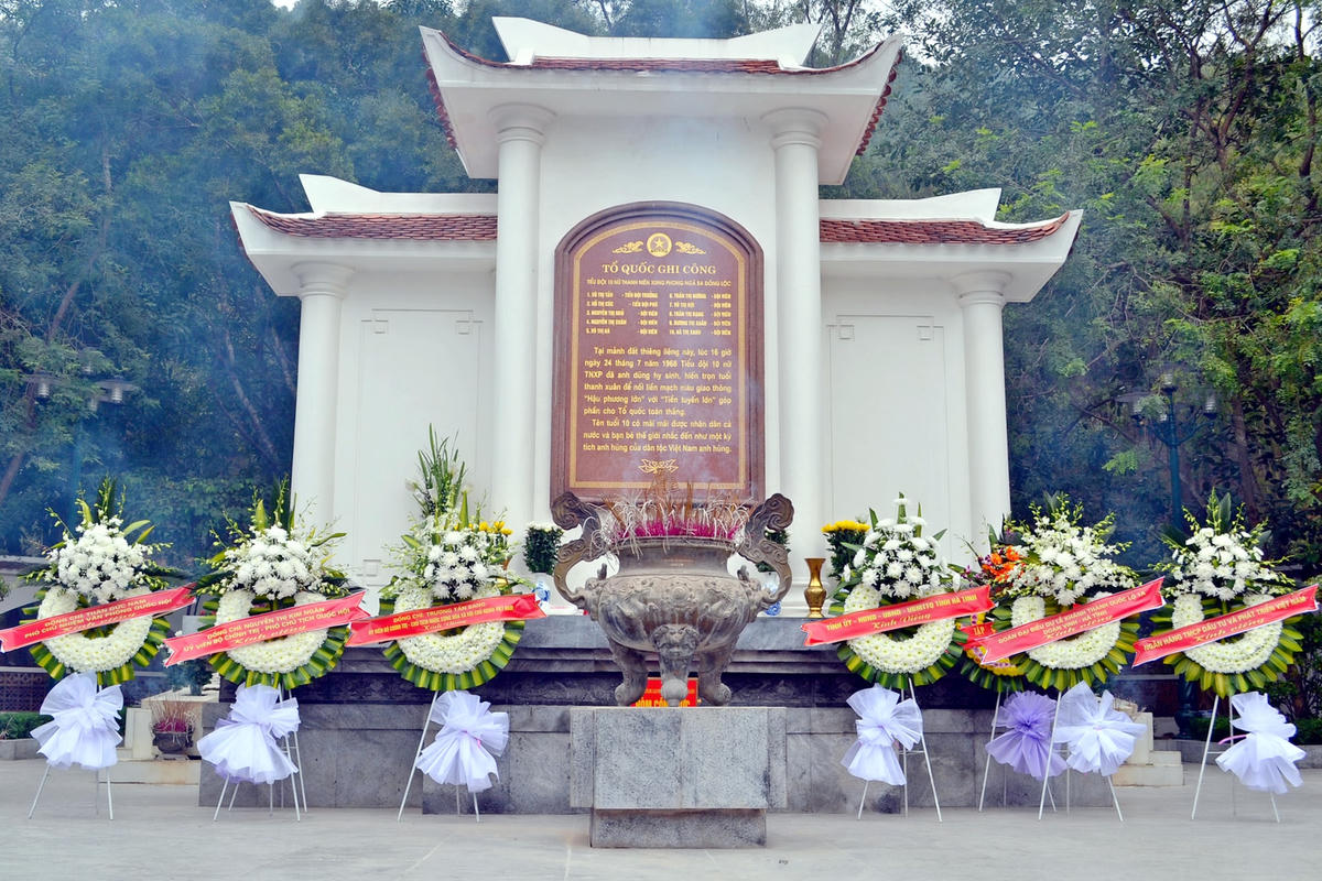 Nơi dâng hương của 10 nữ TNXP tại Ngã ba Đồng Lộc. Nguồn: Cổng TTĐT Ba Đình.