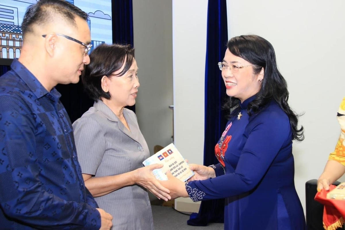 Bà Trần Kim Yến, Chủ tịch Ủy ban MTTQ Việt Nam Thành phố tặng quà tri ân đến các gia đình nhận con nuôi.