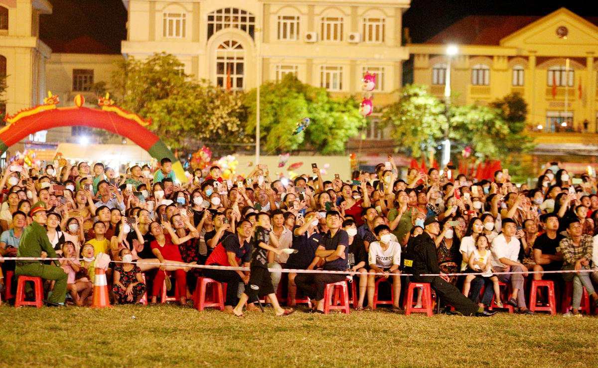 Tối 11/6, tại Quảng trường TP Hà Tĩnh, hàng ngàn người dân trong và ngoài tỉnh tập trung về đây rất đông để theo dõi buổi lễ kỷ niệm 65 năm ngày Bác Hồ về thăm Hà Tĩnh (15/6/1957 - 15/6/2022) và 15 năm thành lập thành phố Hà Tĩnh (28/5/2007 - 28/5/2022). 