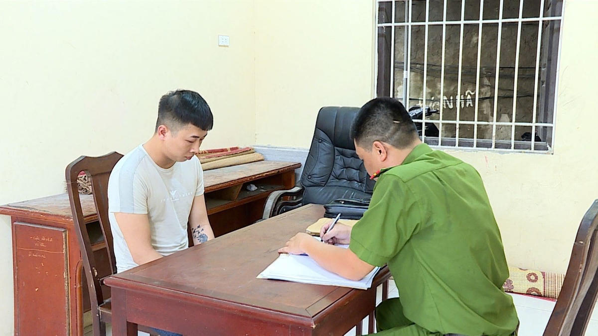 Lực lượng chức năng lấy lời khai của các đối tượng. Ảnh: Cơ quan Công an.