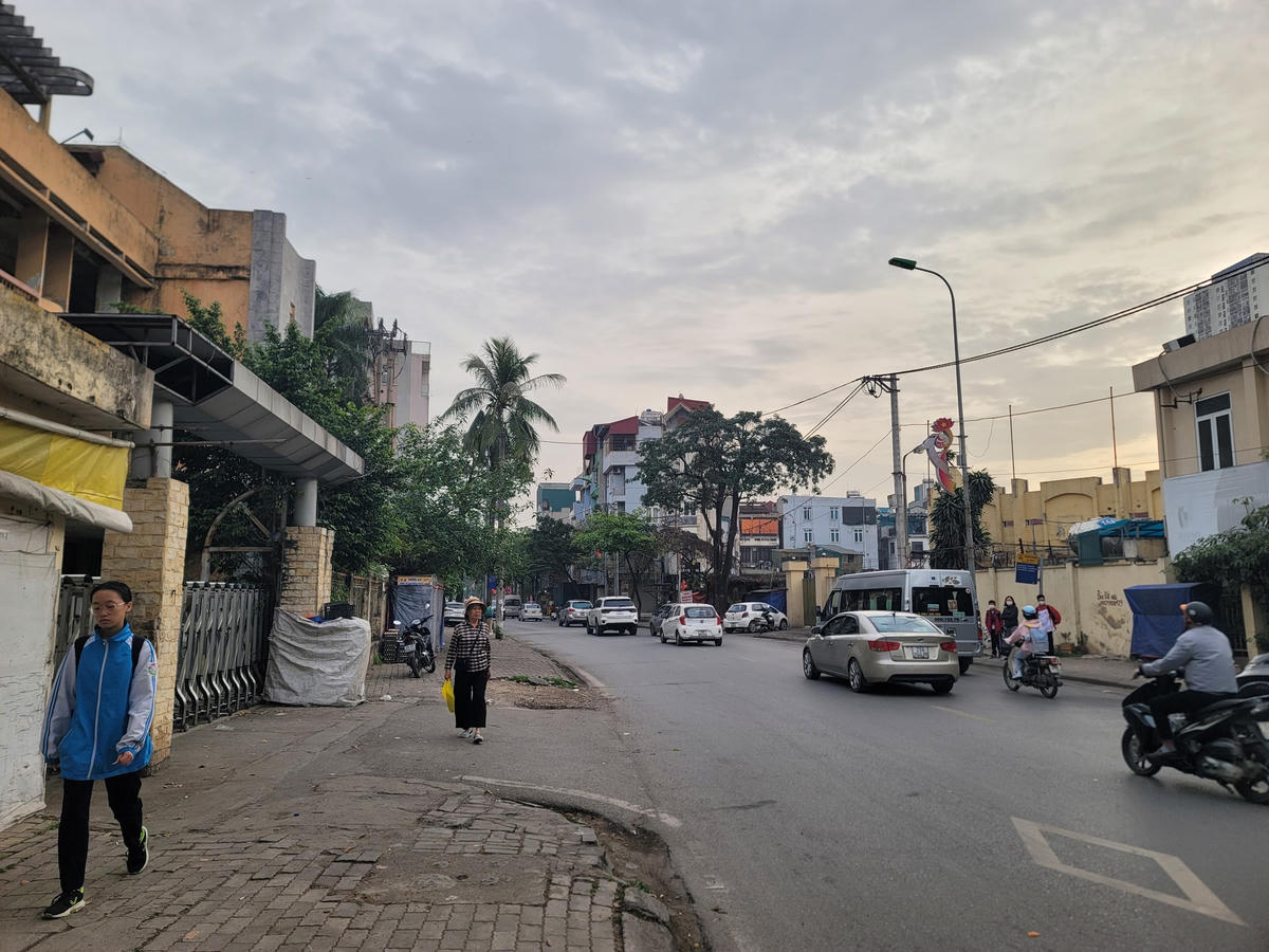 Hiện nay, trên phố Tô Hiệu (quận Hà Đông, thành phố Hà Nội) có nhiều trụ sở các cơ quan Nhà nước bỏ hoang suốt nhiều năm, cơ sở vật chất đã xuống cấp. Ảnh: Quốc Thanh.