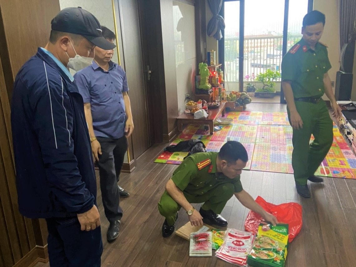 Công an thu giữ số lượng bao bì và bột ngọt giả tại nhà hai vợ chồng trên.