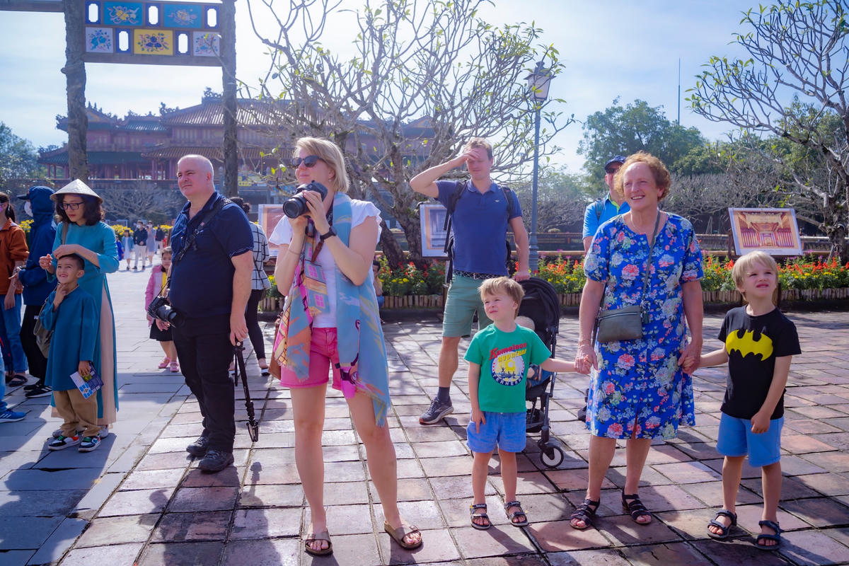 Du khách nước ngoài tham quan Đại nội Huế trong dịp Tết Nguyên đán.