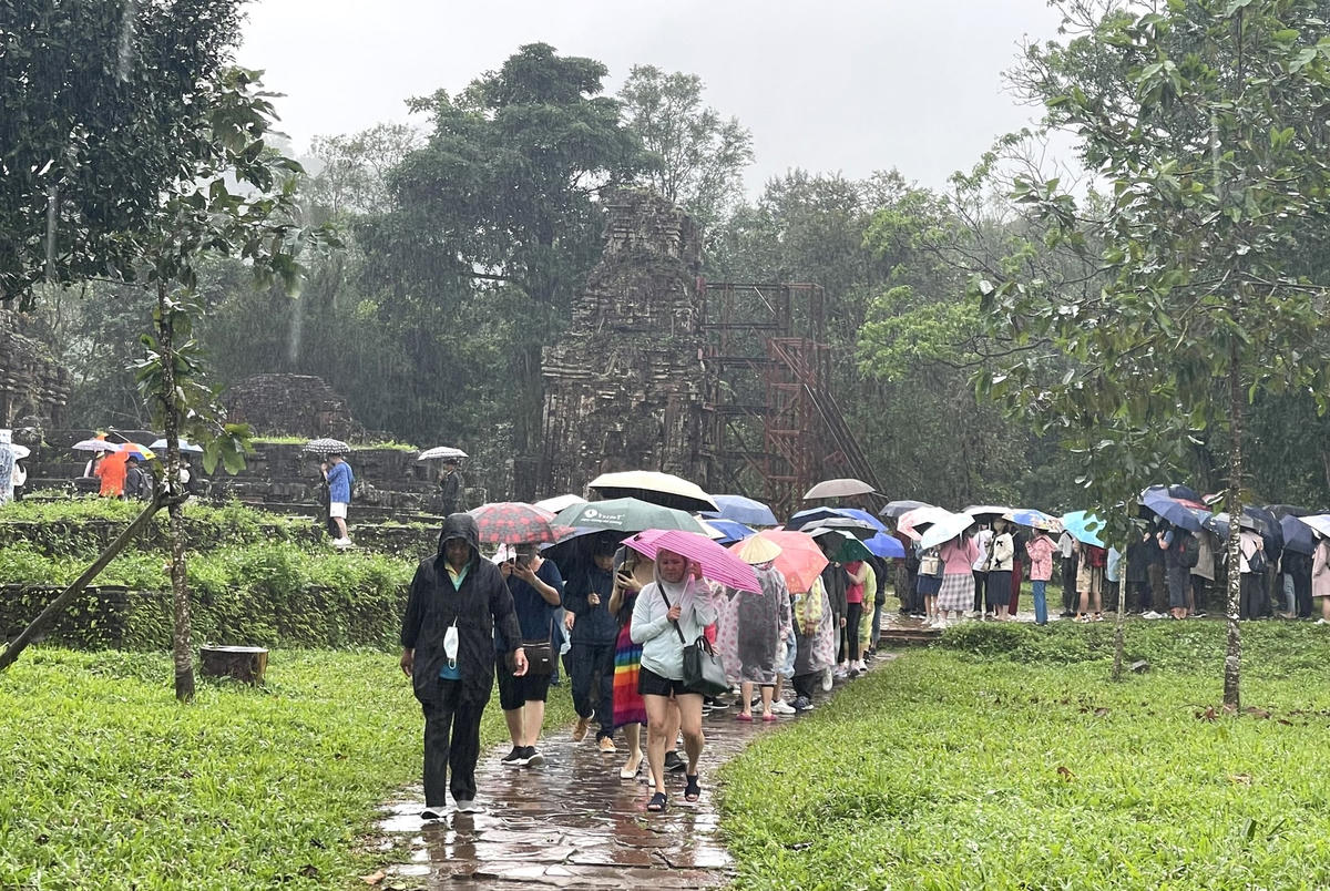 Du khách đến tham quan khu di tích Mỹ Sơn.