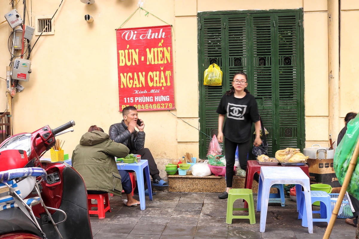 Trước đó, để xử lý triệt để tình trạng vi phạm lấn chiếm, ngày 9/3, Chủ tịch UBND TP Hà Nội giao Văn phòng UBND thành phố, Chánh Văn phòng UBND thành phố, người phát ngôn của UBND thành phố Hà Nội công khai thông tin các Chủ tịch UBND quận, huyện, thị xã; Chủ tịch UBND xã, phường, thị trấn để xảy ra nhiều vi phạm về trật tự hè phố, lòng đường trên địa bàn tại các cuộc họp báo của UBND thành phố hàng tháng.