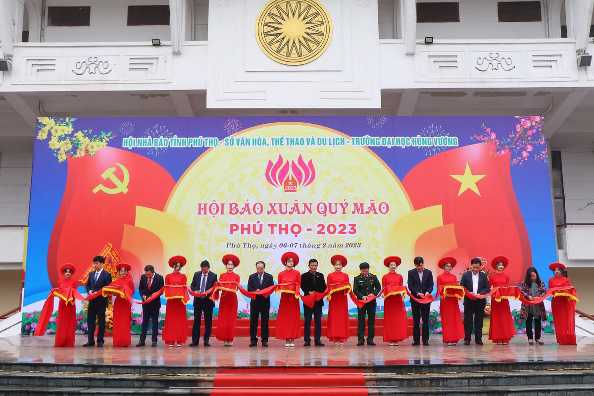 Các đại biểu cắt băng khai mạc Hội báo xuân
