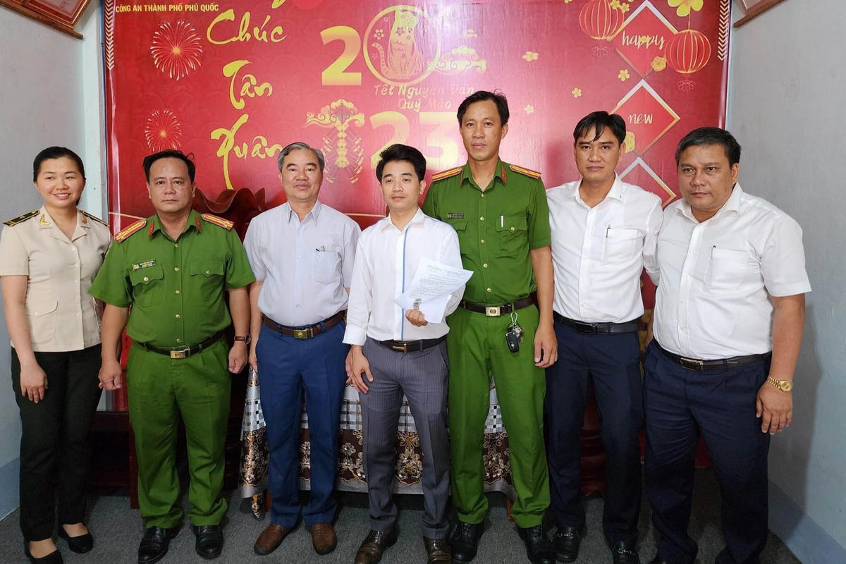 Trước sự chứng kiến của lãnh đạo UBND TP Phú Quốc, Công an tỉnh Kiên Giang, Cảng hàng không quốc tế Phú Quốc, cơ quan Công an đã tiến hành bàn giao đồng hồ Patek Philippe bị rơi tại sân bay Phú Quốc cho người bị mất (Ảnh: CTV).