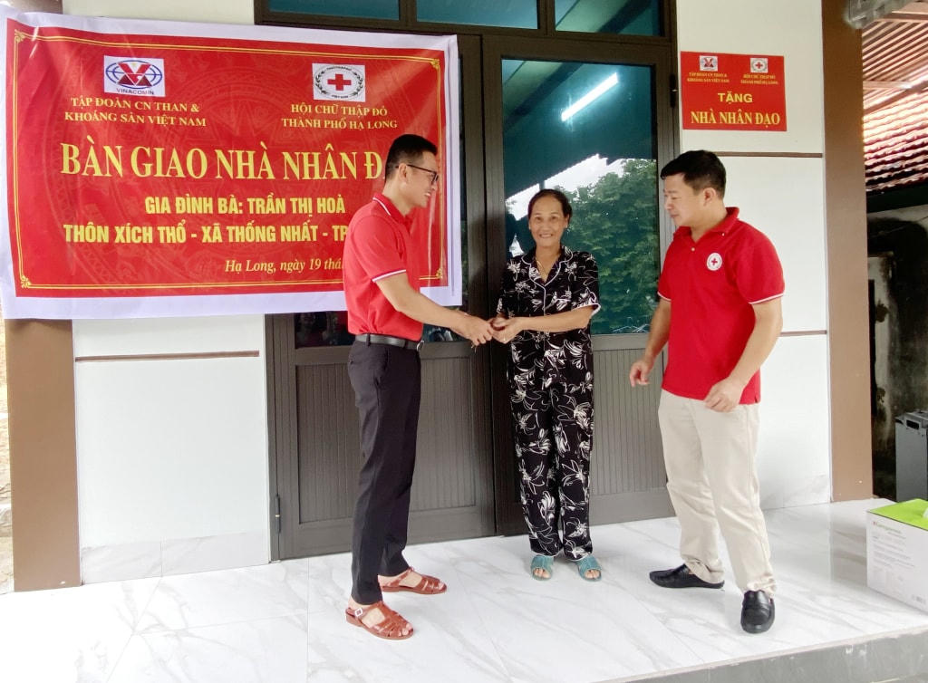 Bà Trần Thị Hòa phấn khởi nhận bàn giao căn nhà mới. Ảnh: QMG.