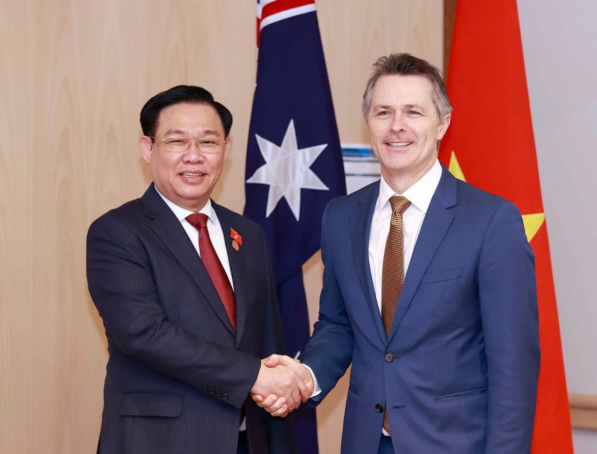 Chủ tịch Quốc hội Vương Đình Huệ tiếp Bộ trưởng Giáo dục Australia Jason Clare.