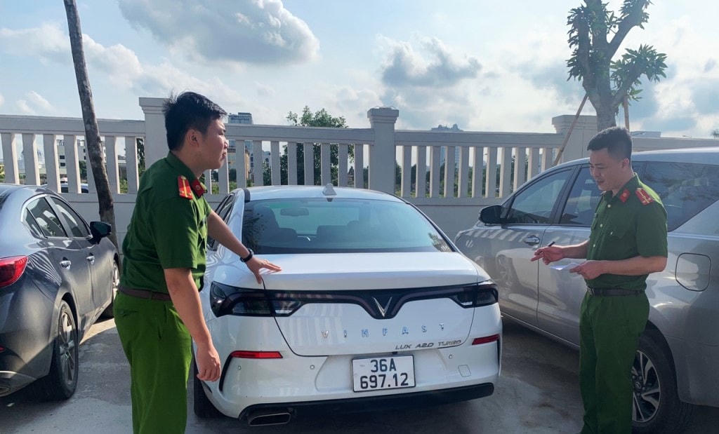Công an thu giữ một chiếc Vinfast Lux A2.0, là tang vật của vụ án.