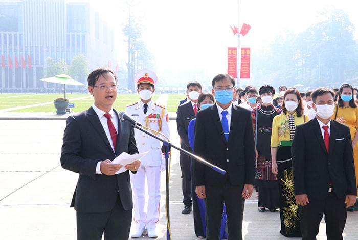 Thay mặt Đoàn đại biểu, Tổng Cục trưởng Trương Anh Dũng thành kính báo công dân Bác.