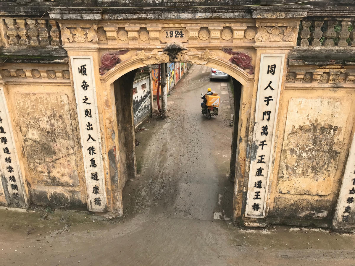 Cổng làng - dấu xưa còn lại - Ảnh: Thư Hoàng