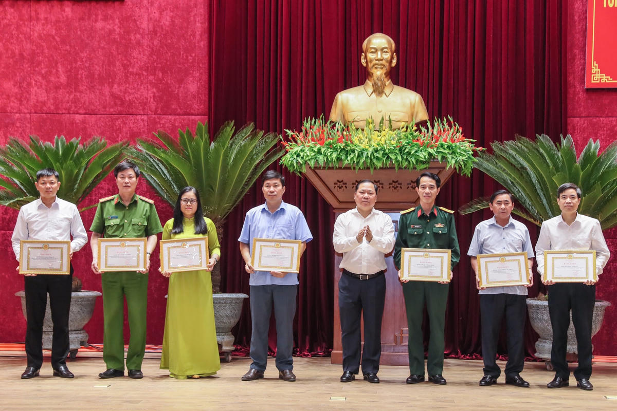 Bí thư Tỉnh ủy Hòa Bình Nguyễn Phi Long trao bằng khen cho các tập thể có thành tích xuất sắc trong 10 năm thực hiện Nghị quyết Trung ương 8 khóa XI về Chiến lược bảo vệ Tổ quốc trong tình hình mới giai đoạn 2013-2022.
