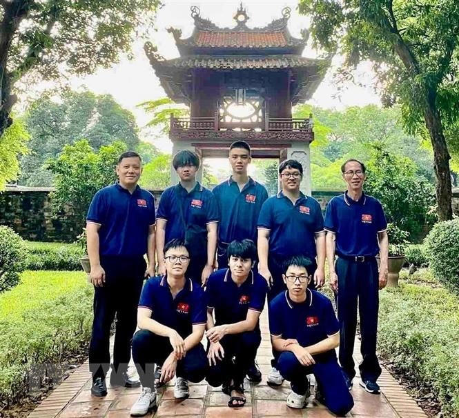 Cả 6 học sinh Việt Nam tham dự Olympic Toán quốc tế năm 2023 đều giành huy chương, với 2 Huy chương Vàng, 2 Huy chương Bạc và 2 Huy chương Đồng. (Ảnh: TTXVN phát).