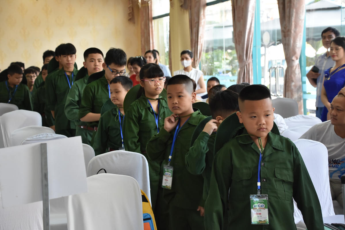 Các chiến sĩ nhí chuẩn bị đến giờ xuất quân...