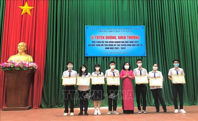 Cuối năm học, các trường tuyên dương, khen thưởng học sinh có thành tích trong học tập. Ảnh: TTXVN.