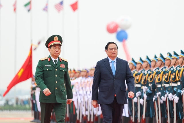 Thủ tướng Phạm Minh Chính và Đại tướng Phan Văn Giang - Bộ trưởng Bộ Quốc phòng, duyệt đội danh dự tại Triển lãm Quốc phòng quốc tế Việt Nam 2022.
