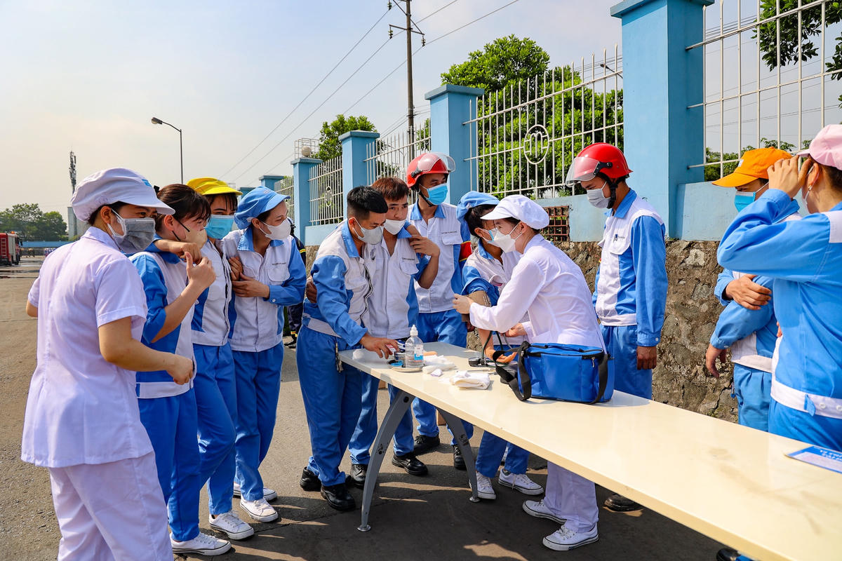 Một số công nhân khác bị thương phần mềm được các nhân viên y tế kiểm tra, băng bó. Sau đó di chuyển cơ sở y tế gần nhất.