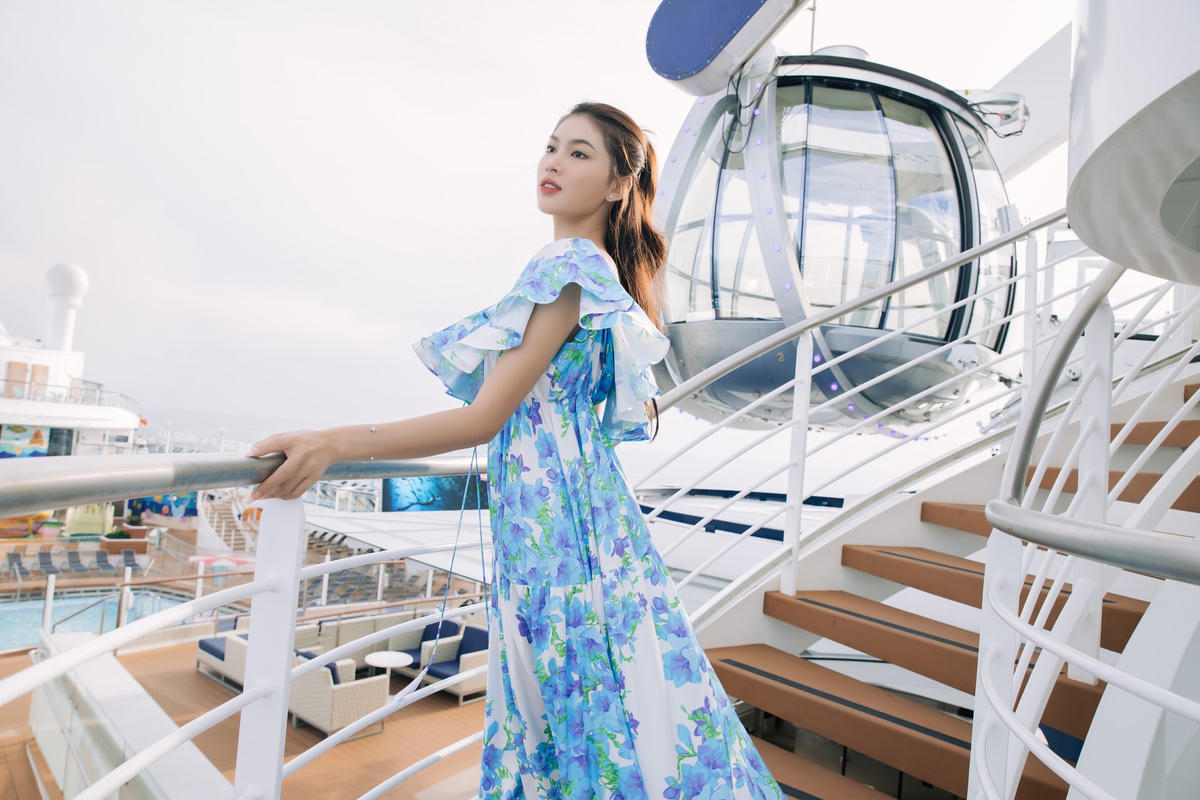 Á hậu Ngọc Thảo xuất hiện với bộ váy điểm xuyết hoa sắc tím, trông thướt tha đến nao lòng.  