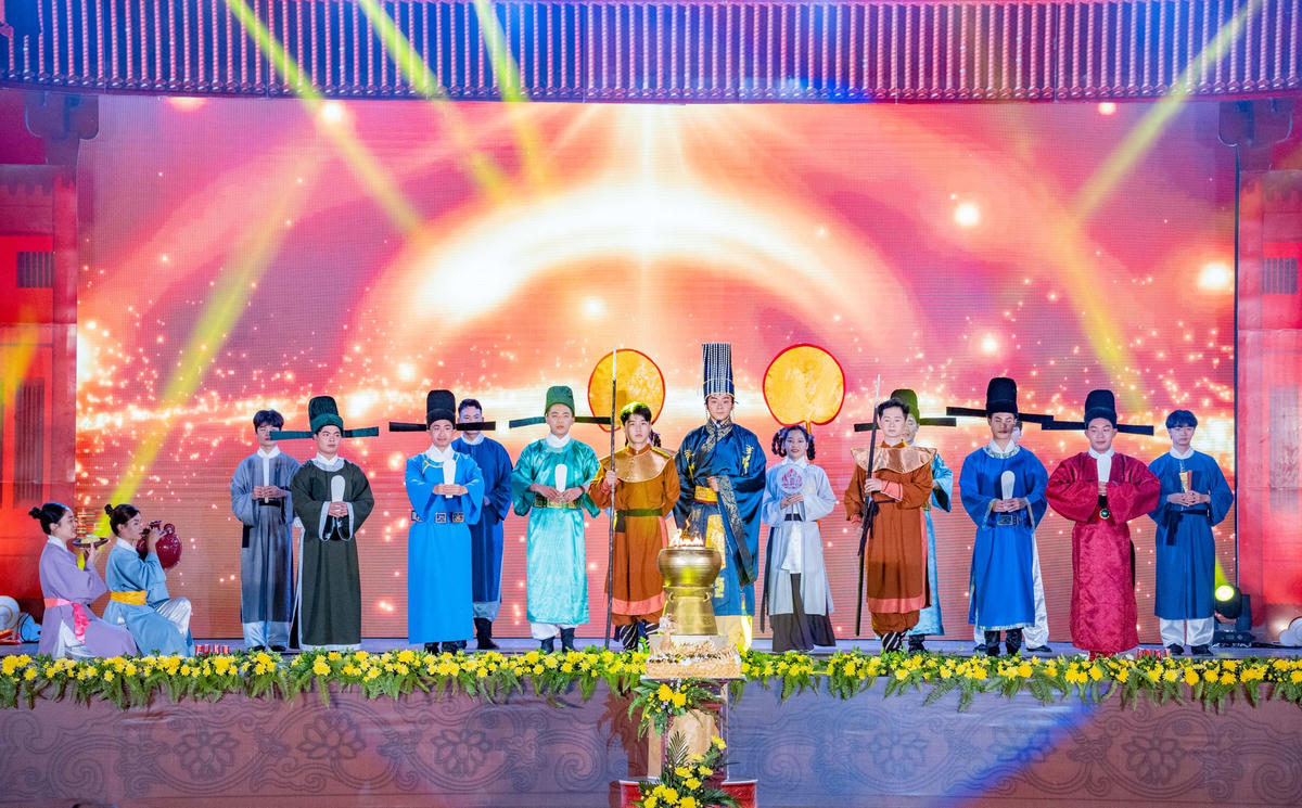 Các giai đoạn lịch sử thời Trần được các Phật tử trẻ tái hiện trong lễ kỷ niệm.
