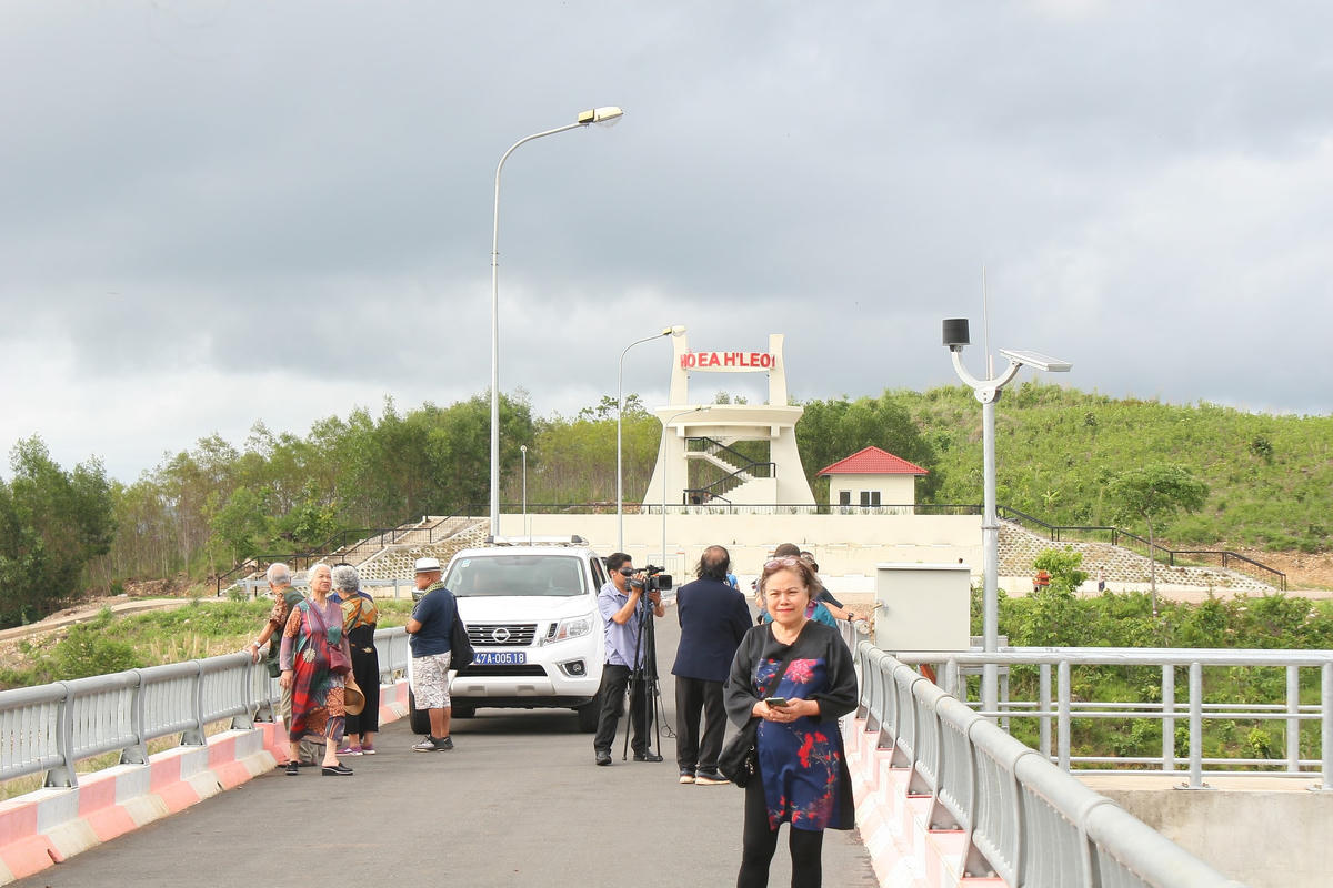 Du khách tới thăm hồ Ea H'Leo.  