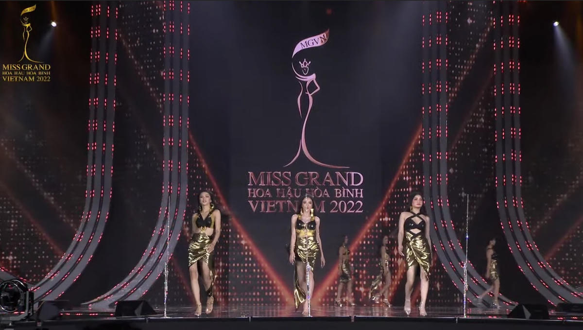 Thí sinh Miss Grand Vietnam 2022 tiết chế trong phần thi hô tên. 