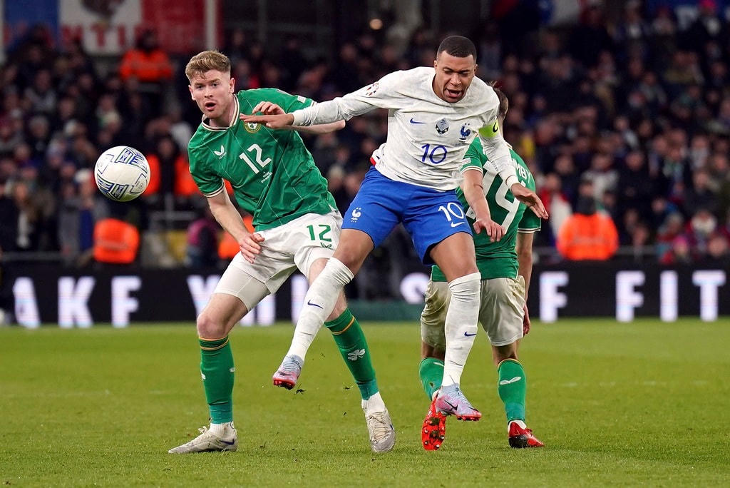 Hàng thủ Ireland vô hiệu hóa thành công Mbappe (Ảnh: AP).