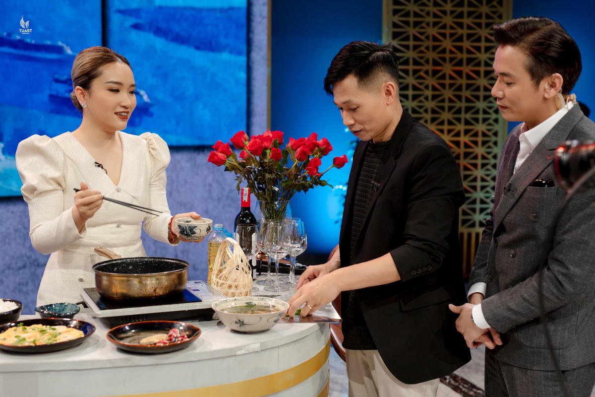 Cặp đôi kể lại hành trình 14 năm yêu nhau khiến khán giả vô cùng ngưỡng mộ. 