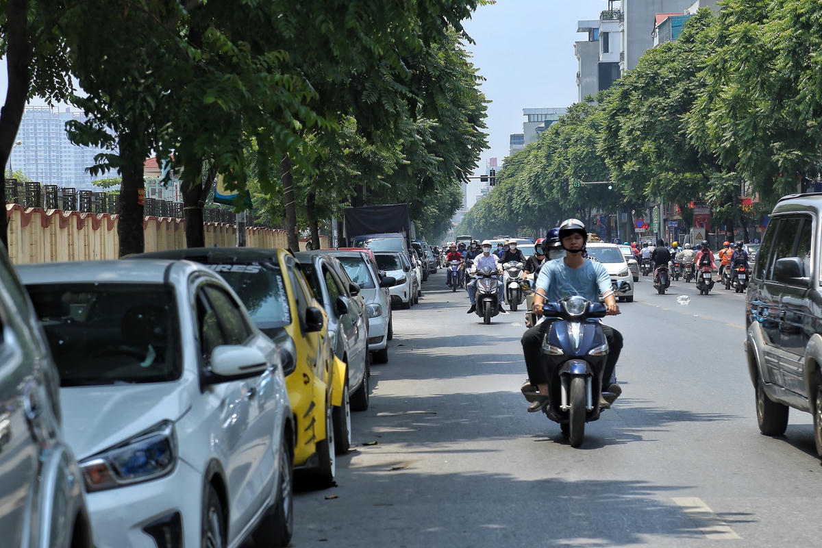 Vỉa hè phố Lê Trọng Tấn đã thông thoáng, dưới lòng đường hàng trăm ô tô dừng đỗ kéo dài.