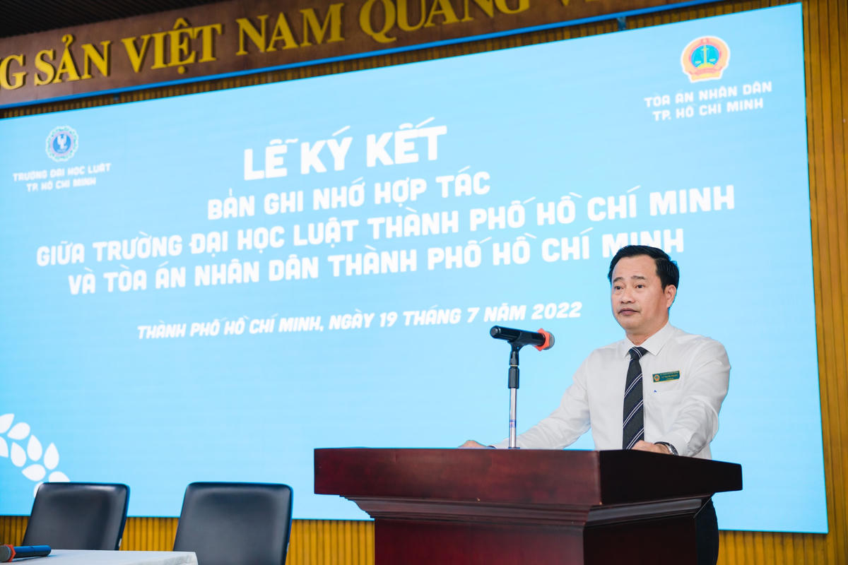Ông Lê Thanh Phong, Chánh án Tòa án nhân dân TP HCM phát biểu tại lễ ký kết. 