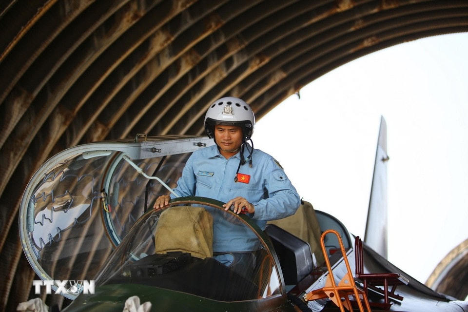 Phi công kiểm tra buồng lái trước giờ xuất phát. (Ảnh: Lê Xuân/TTXVN)