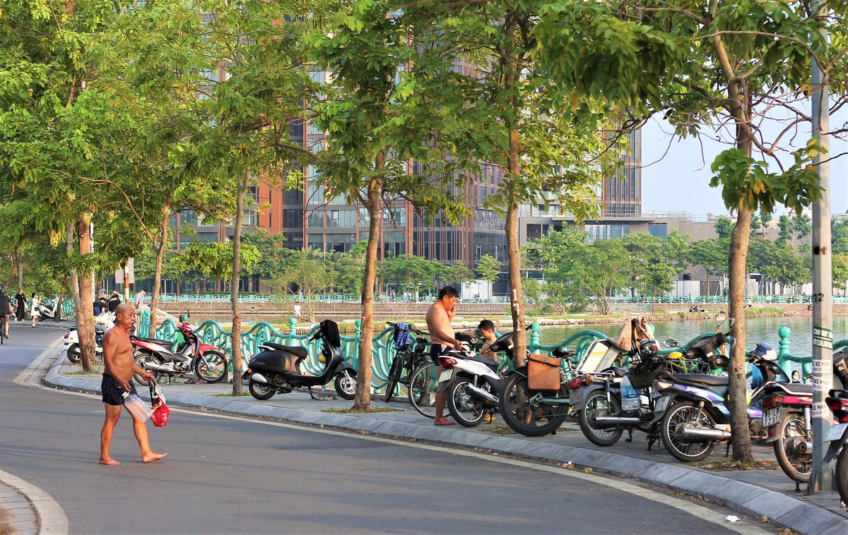 Có những cháu bé tự bơi một mình khi không có người lớn bên cạnh, tiềm ẩn nguy cơ xảy ra tai nạn đuối nước.