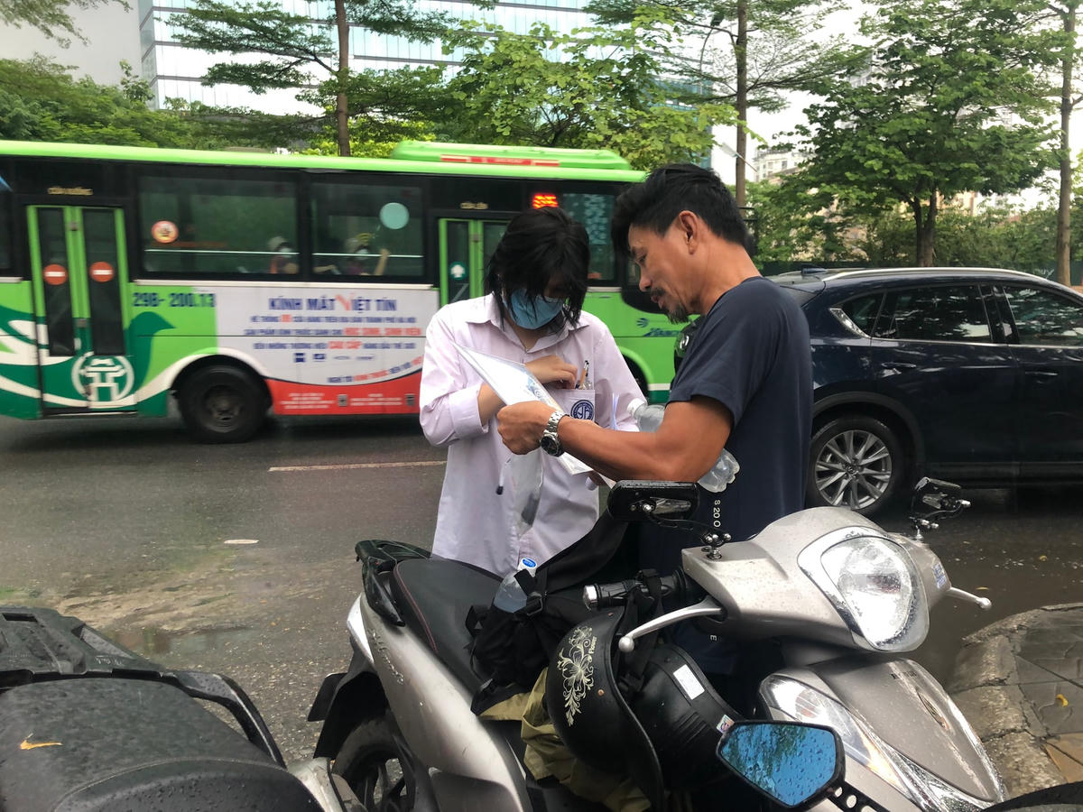 Bố giúp con kiểm tra lại lần nữa dụng cụ học tập.
