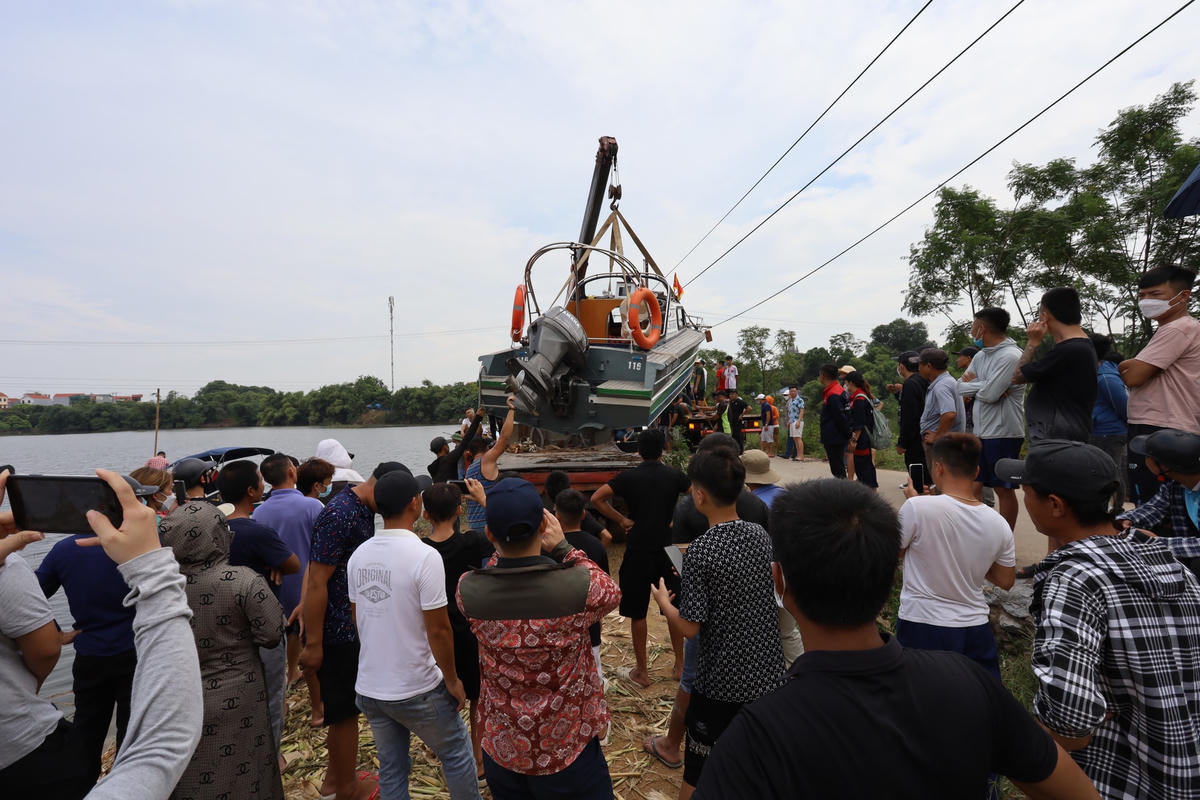 (Ảnh) Đội cứu hộ và hàng trăm người dân cùng tìm kiếm cô gái mất tích tại Hà Nội 