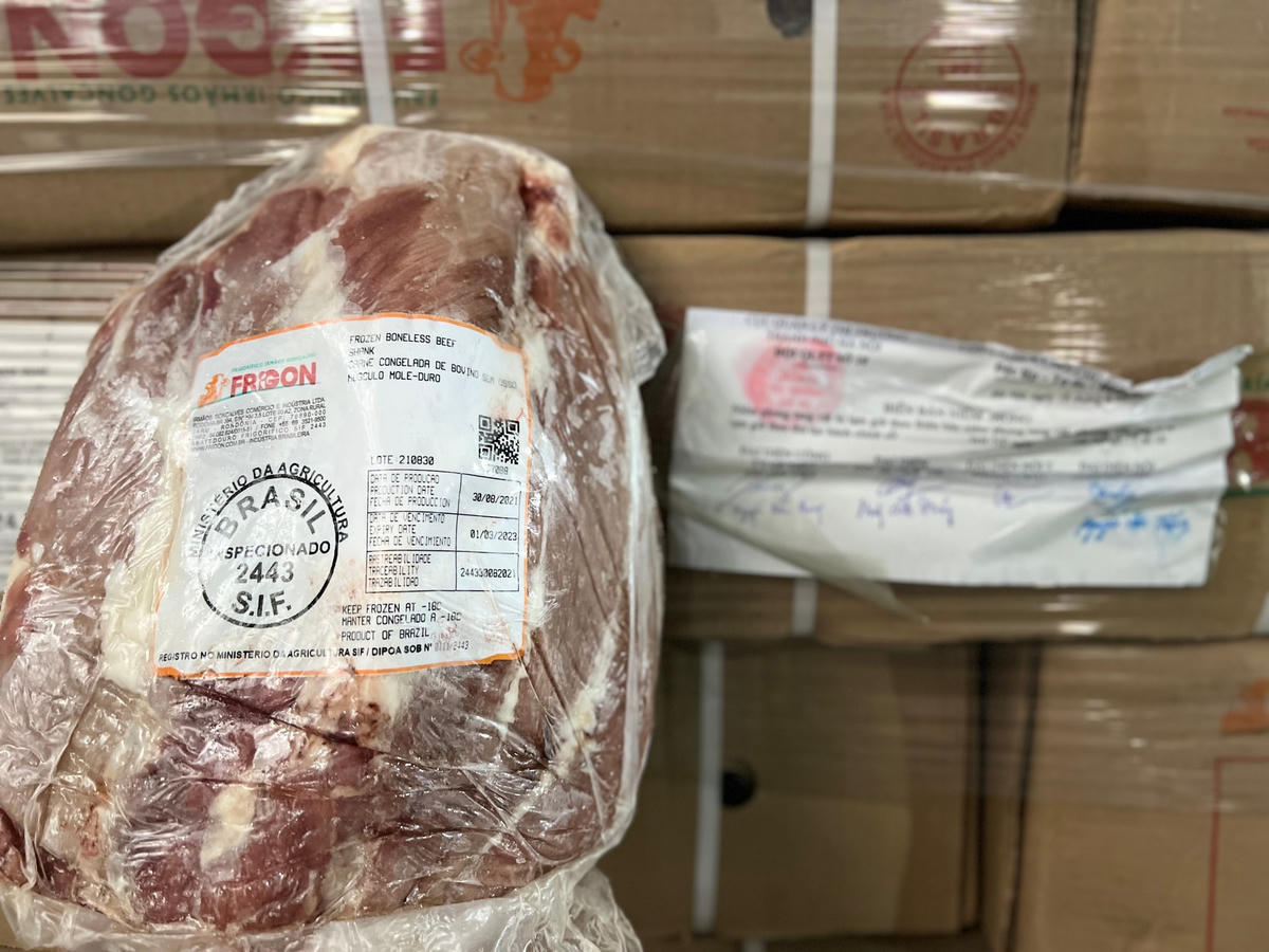 Hơn 20 tấn thịt bò đông lạnh có nhãn chữ nước ngoài, không rõ nguồn gốc.