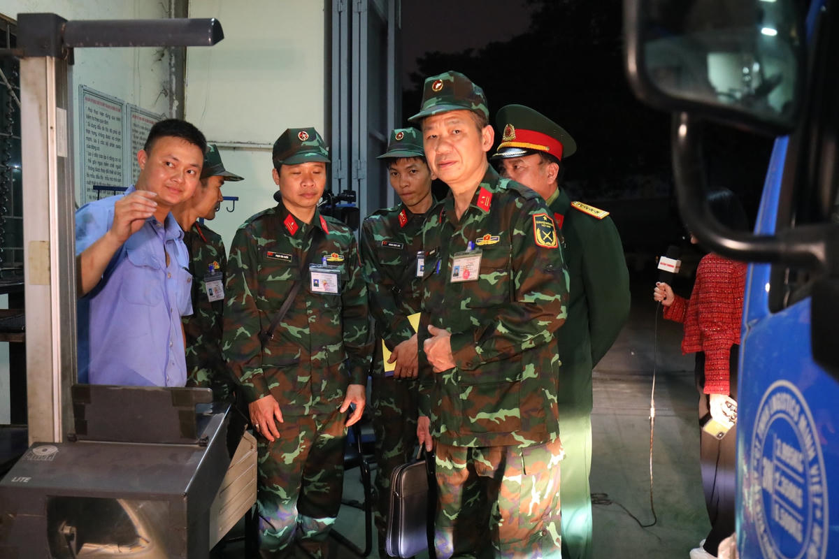 Kiểm định viên quân sự xuyên đêm tập huấn tại các trung tâm đăng kiểm