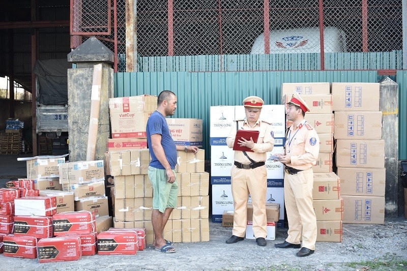 1.700 túi xách cùng 10 thùng sơn không có hóa đơn bị Công an tỉnh Ninh Bình kiểm tra.