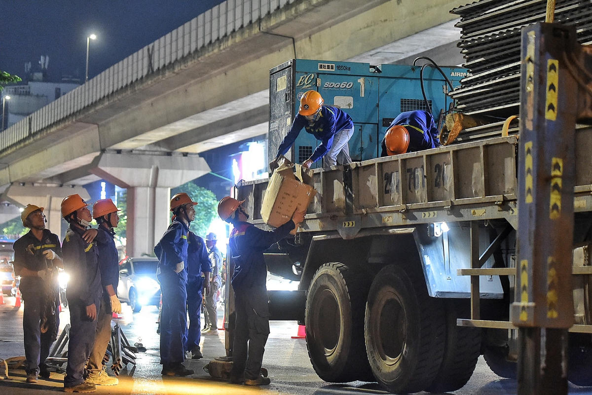 "Các phương án kỹ thuật, phương án thu gọn hàng rào do Sở GTVT Hà Nội phê duyệt sẽ giúp đảm bảo giao thông, đồng thời đủ điều kiện thi công tối thiểu với thời gian thi công ngắn nhất. Điều này nhằm hạn chế tối đa ảnh hưởng đến các hoạt động của người dân trong khu vực", Ban Quản lý dự án Đầu tư xây dựng công trình hạ tầng kỹ thuật và nông nghiệp thành phố Hà Nội cho hay.