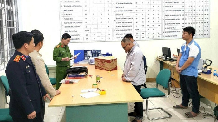 Cơ quan Cảnh sát điều tra (PC03) và Viện KSND tỉnh Hòa Bình thi hành Lệnh bắt tạm giam và lệnh khám xét đối với các bị can.