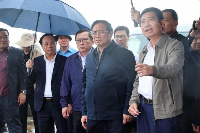 Thủ tướng Phạm Minh Chính và đoàn công tác khảo sát một số dự án trọng điểm tại Phú Yên. Ảnh: Nhật Bắc/VGP.