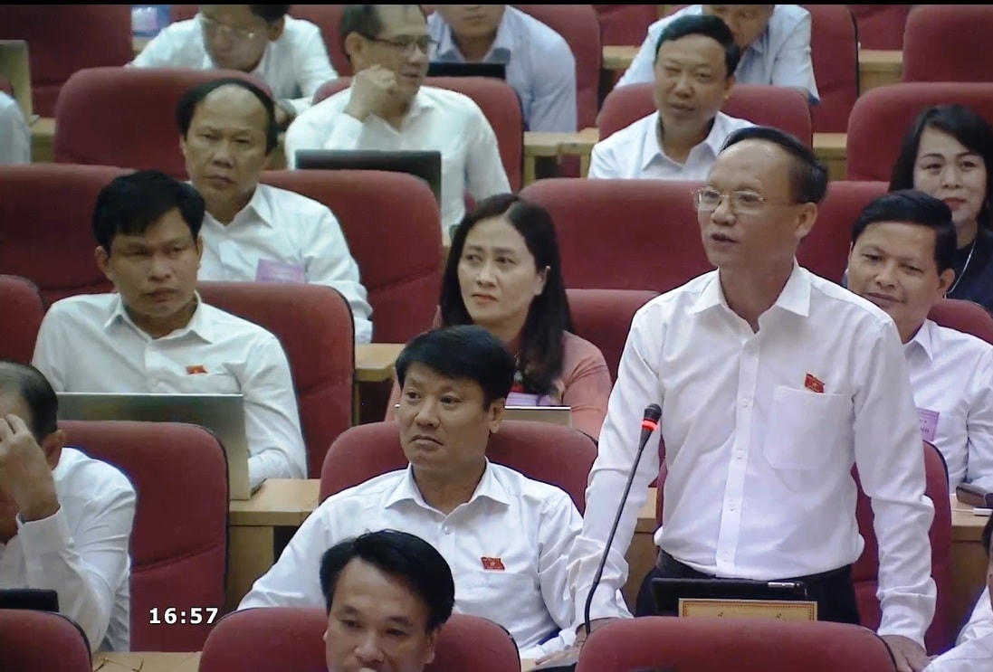 Đại biểu Thái Văn Sinh chất vấn Giám đốc Sở KHĐT Hà Tĩnh.