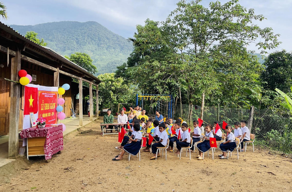 Nhiều phụ huynh và học sinh dự khai giảng năm học mới.