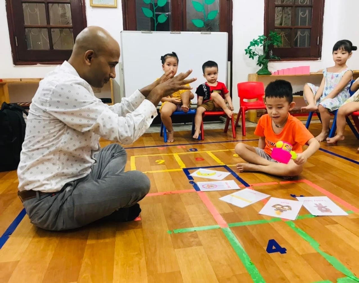 Giờ làm quen tiếng Anh của các bé Trường mầm non Bibi-montessori (Hà Nội). Ảnh: Minh Khánh.
