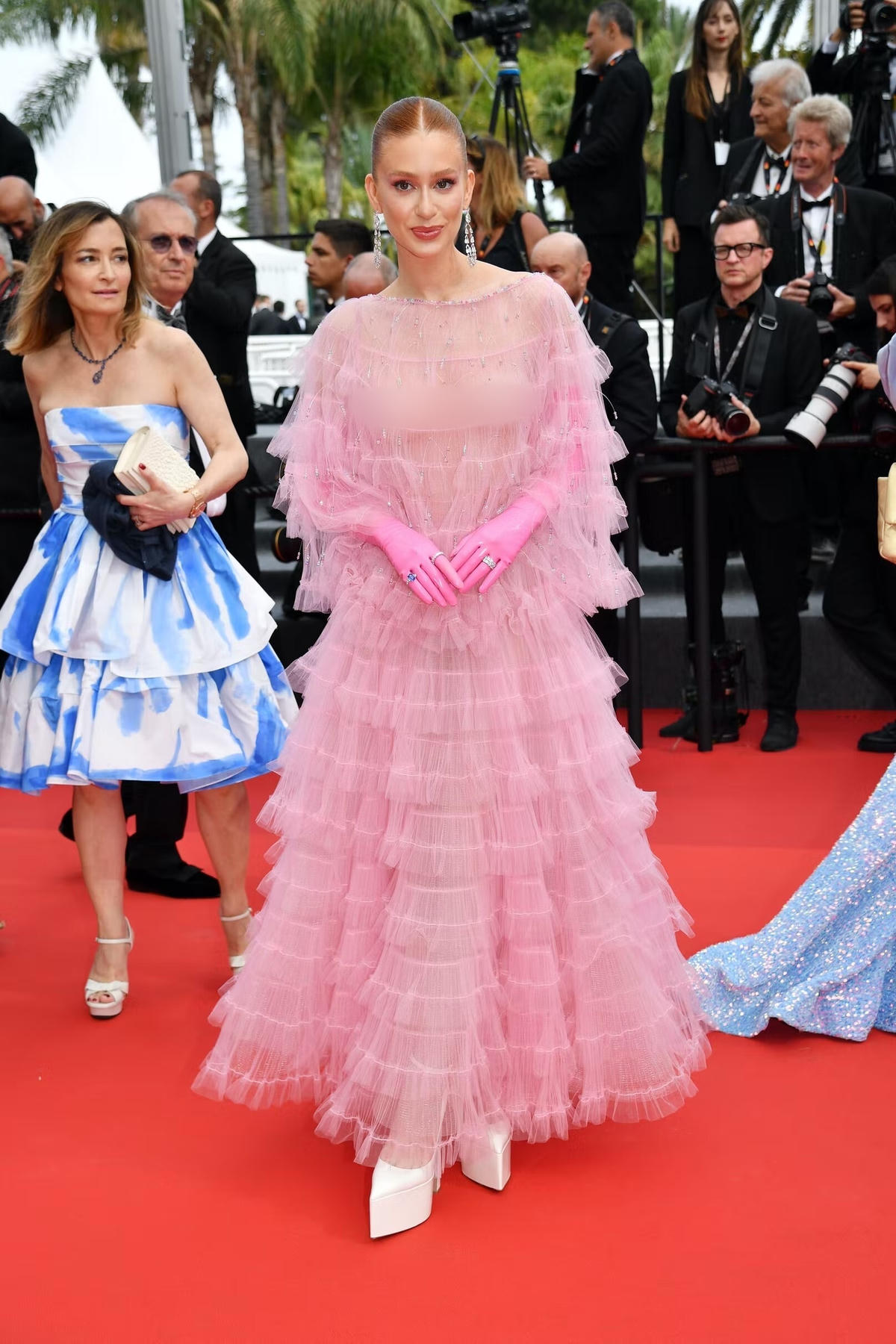 Marina Ruy Barbosa diện bộ đầm vừa nhàm chán lại diêm dúa ở Cannes 2022. Ảnh: The Guardian.