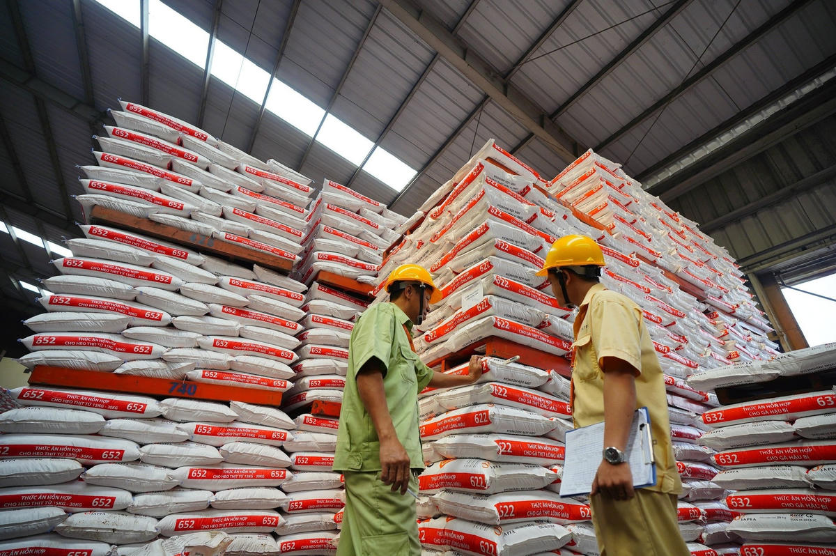 Sản xuất thức ăn chăn nuôi tại nhà máy Công ty TNHH Japfa Comfeed Việt Nam. Ảnh: Thanh Nhân.