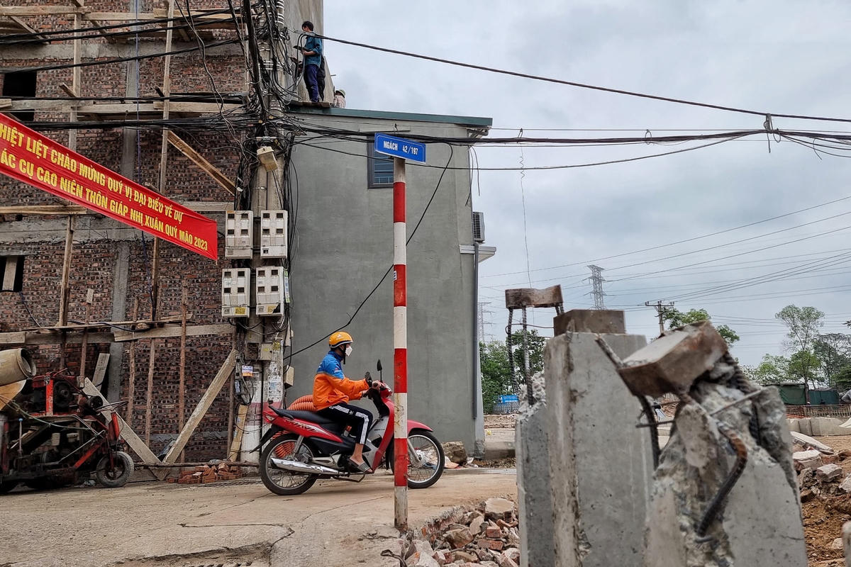 Trước câu hỏi liên quan đến việc sau khi làm thủ tục hợp khối, liệu hình dáng căn nhà có được chỉnh sửa thành một khối thống nhất với căn nhà liền kề hay vẫn giữ nguyên hiện trạng "siêu mỏng, siêu méo", gây mất mỹ quan đô thị, lãnh đạo phường Thịnh Liệt khẳng định, đang chờ xin ý kiến của quận Hoàng Mai để tiếp tục xử lý dứt điểm trường hợp này.