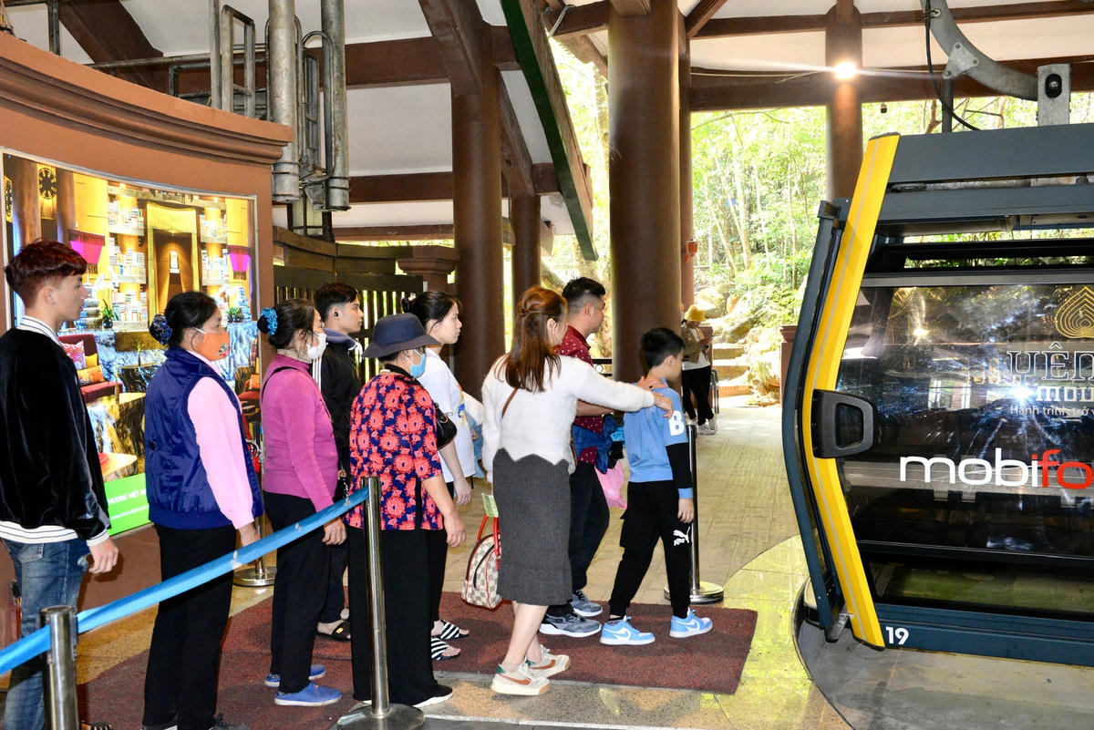 [Ảnh] Quảng Ninh: Tranh thủ thời tiết đẹp người dân nô nức đi lễ chùa đầu năm